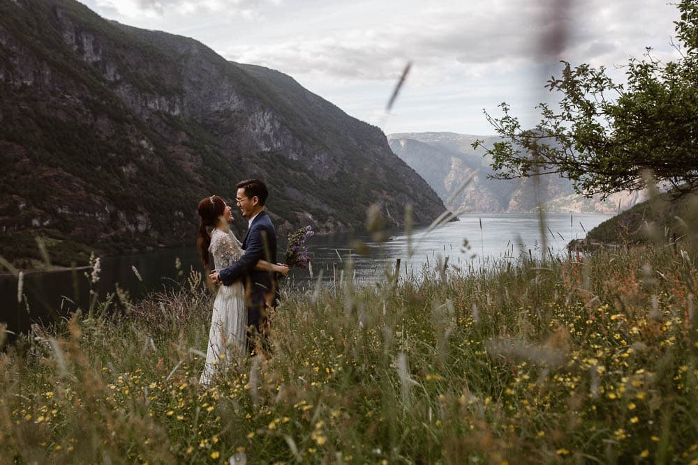 Eventyrlig bryllupsfotografering i Aurland med utsikt over Sognefjorden